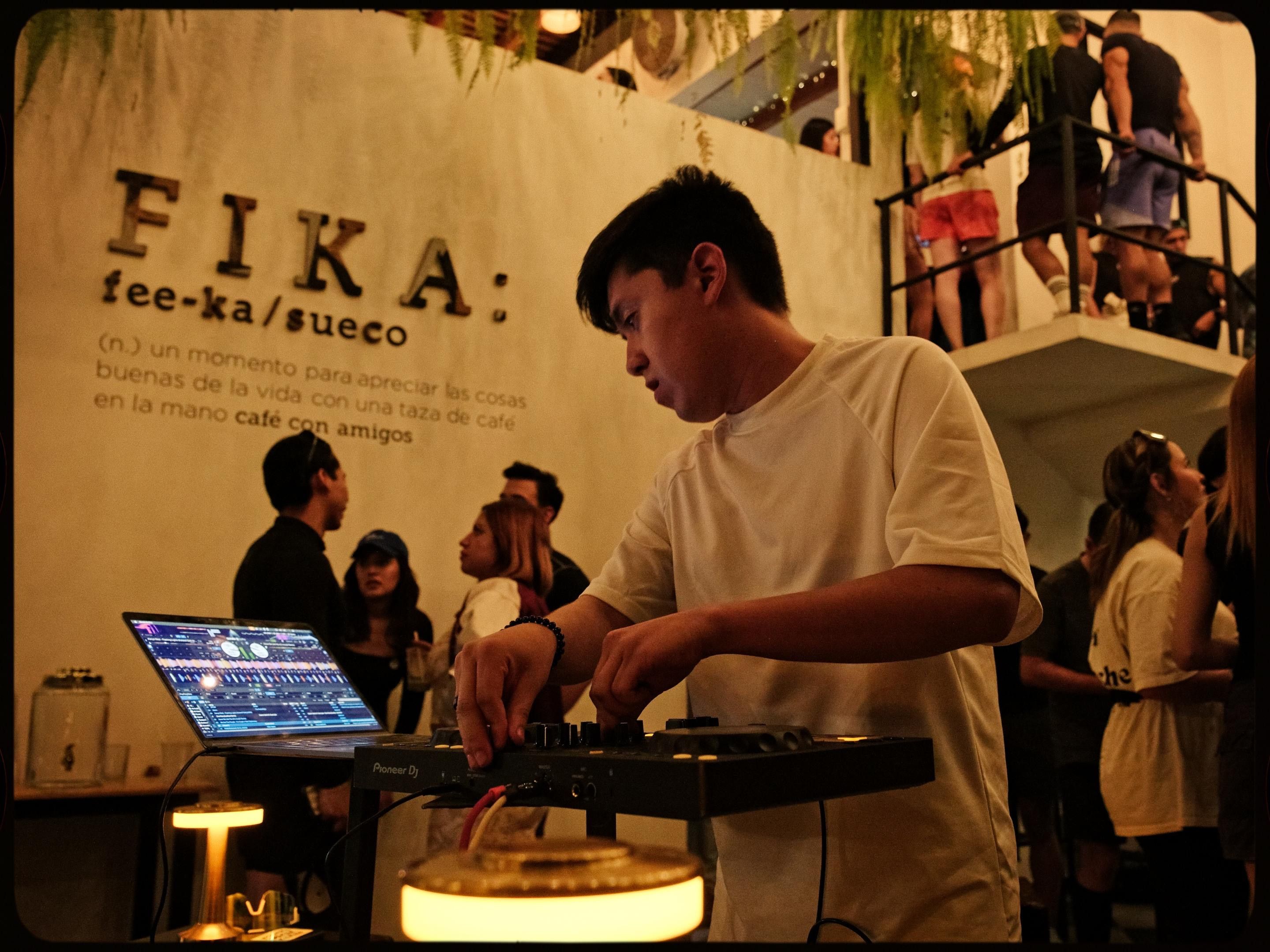 MIKEGAUZZE playing at FIKA